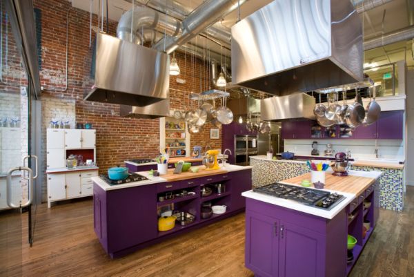 Кухня в лилаво и тъмно виолетово